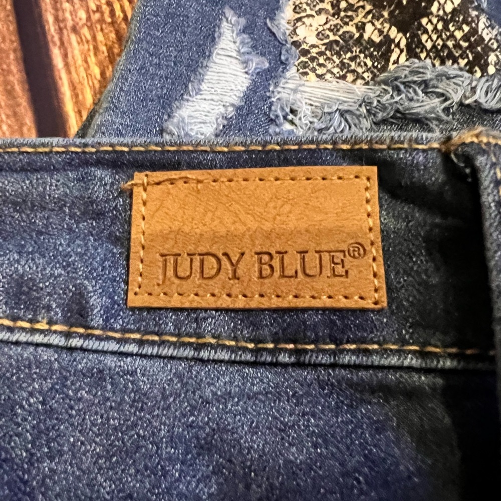 Judy Blues, 16W, skinny fit, Snake skin patches in distressing.